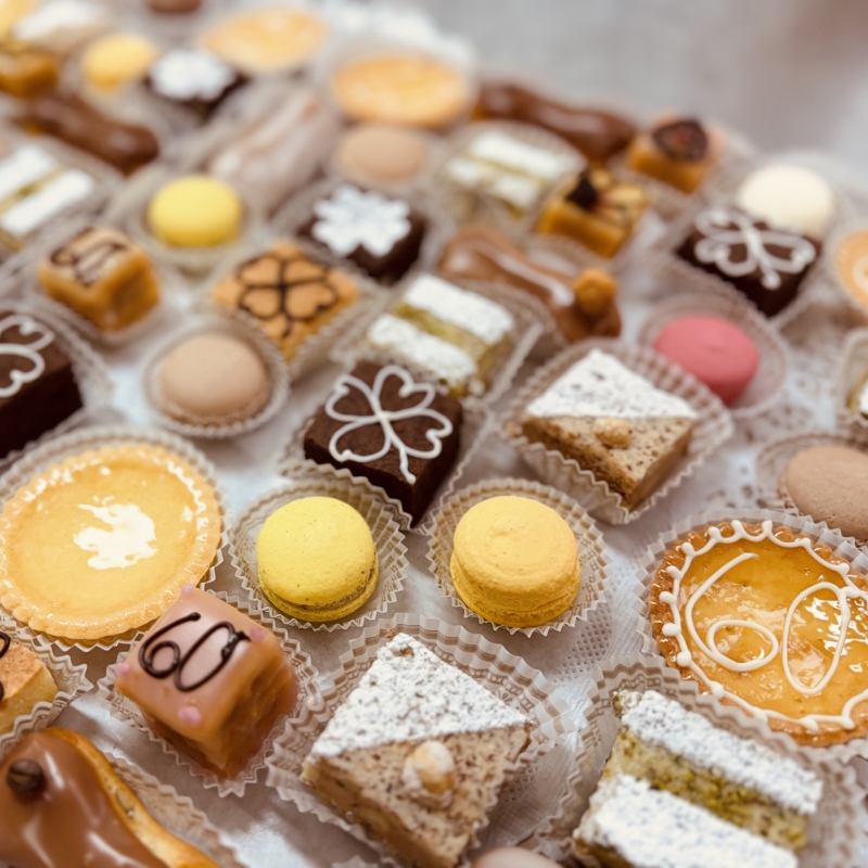 Petit Fours, kleine Köstlichkeiten & Pralinen