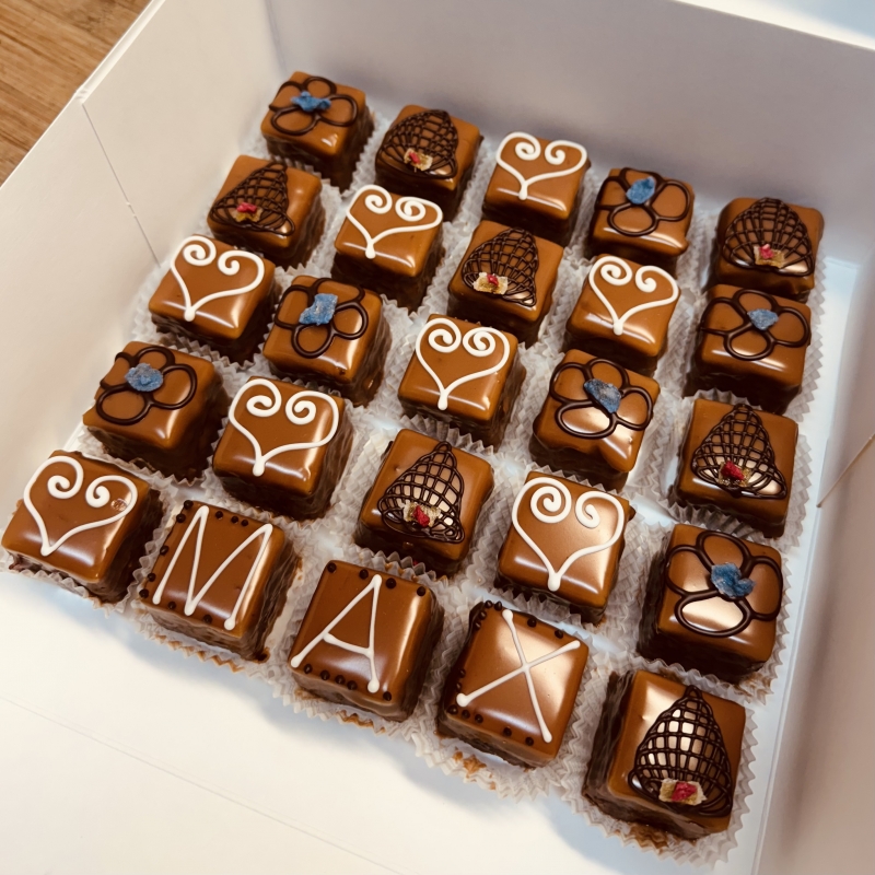 Petit Fours, kleine Köstlichkeiten & Pralinen